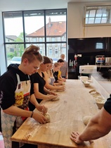 Outokummun klubi tuki kahdeksan outokumpulaisen lukiolaisen matkaa Saksaan. Ohjelmaan kuului myös leivän leipominen Klosterbäckerein leipomon henkilökunnan opastuksella.